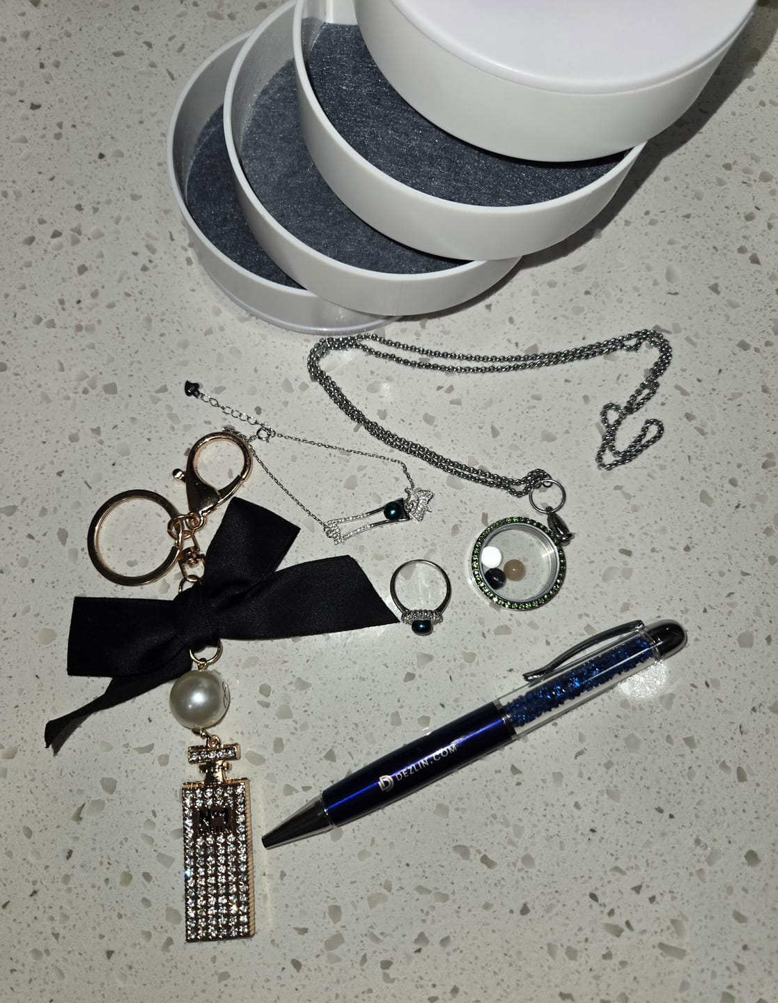 Customer photo review of Mystery Reveal - Rotating Tower Case with 925 Jewelry Oysters Fizzers and More