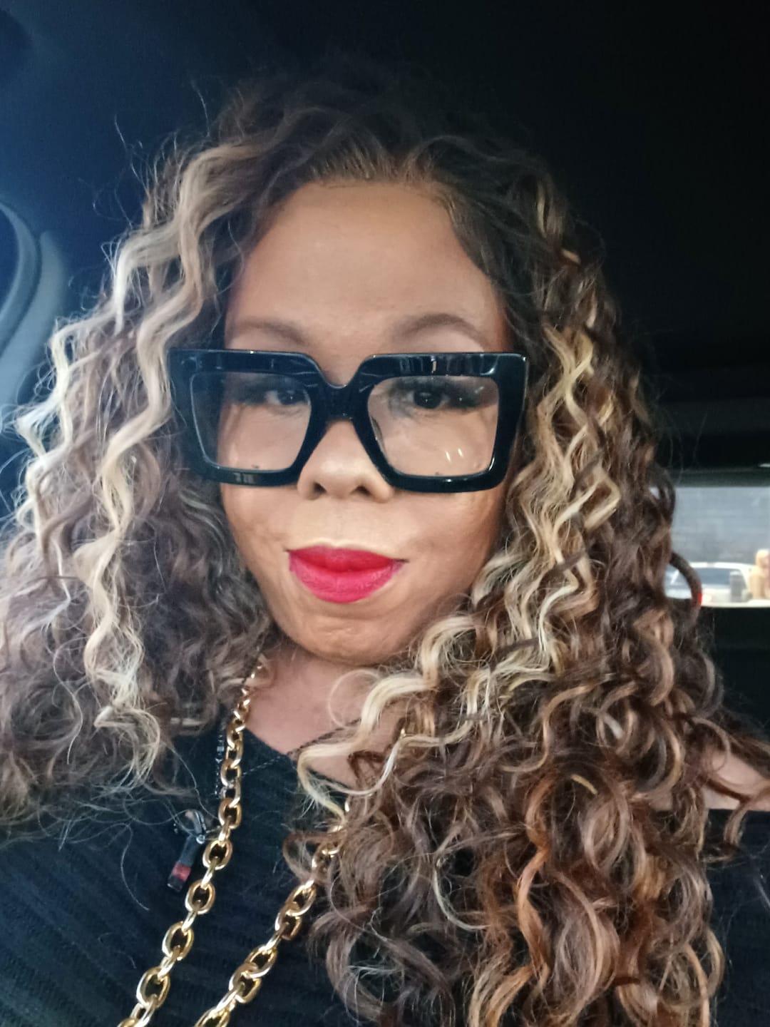 Customer photo review of Outre Perfect Hairline True Frontal Glueless Fully Hand-Tied 13x6 Pre-Shaped HD Lace Front Wig - PEAK 703