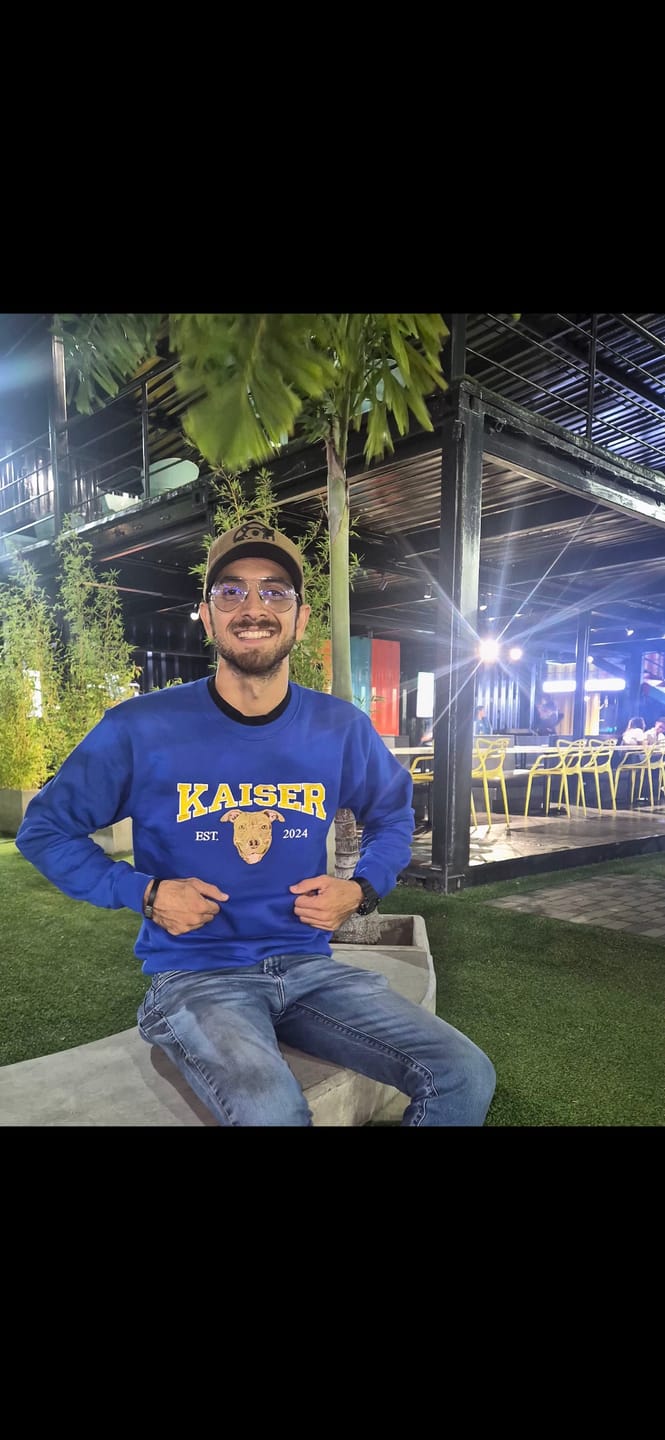Customer photo review of 🐾 College con bordado hiper-realista 🧵
