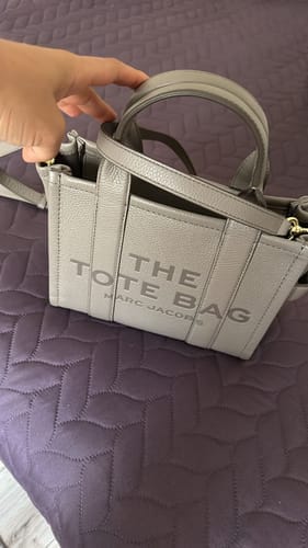 Customer photo review of Marc Jacobs Women's The Leather Small Tote Bag Cement - Hemen Kargoda