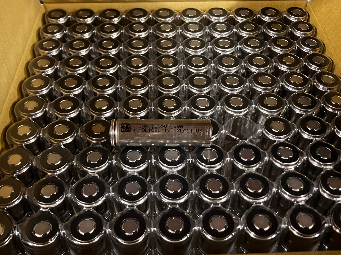 Customer photo review of 100 pcs Molicel 18650 2800 mAH 35A Li-ion Battery. INR-18650-P28A 10.3 wh $1.75/cell