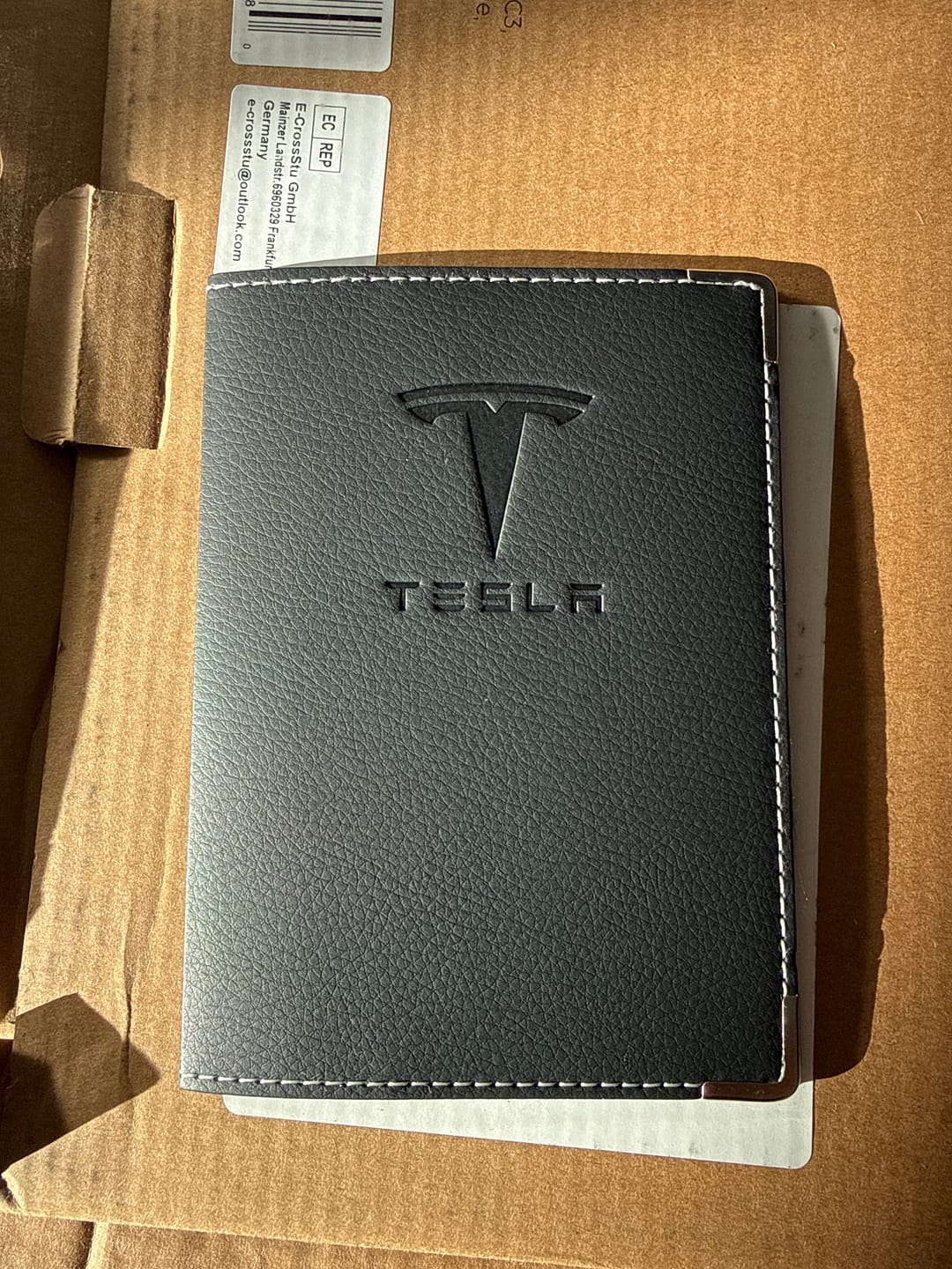 Customer photo review of Porte Carte Grise Tesla
