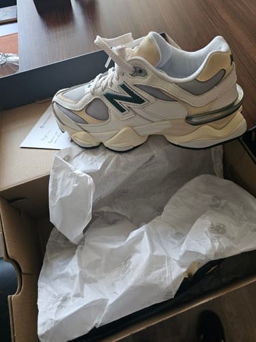 Customer photo review of New Balance 9060 Sea Salt with Marsh Green and Calcium U9060ESE