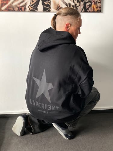 Cornelia S. review of Heavy Raw Cotton Hoodie 100% Organic Unisex »Back in Black« 2-fach hochwertig in bestickt image 1 out of 2