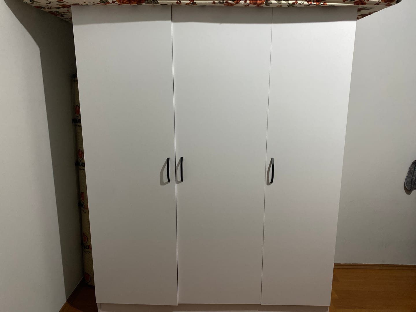 Customer photo review of Rani BA105 Yüklük 3 Kapaklı 8 Raflı Yatak Yorgan Yastık Saklama Dolabı Beyaz
