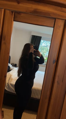 Customer photo review of UNITY V-Shape Scrunch Leggings - Deep Black