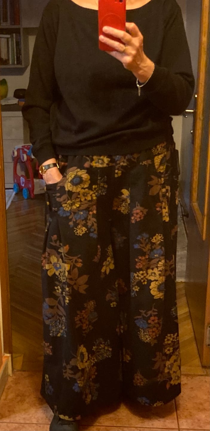 Customer photo review of Women Autumn Retro Flower Denim Wide-leg Pants