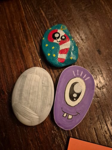 Customer photo review of 15/20 Stuks Grijze Schilderstenen 3-5 cm 1,5 KG Happy Stones + QR Codes voor de App
