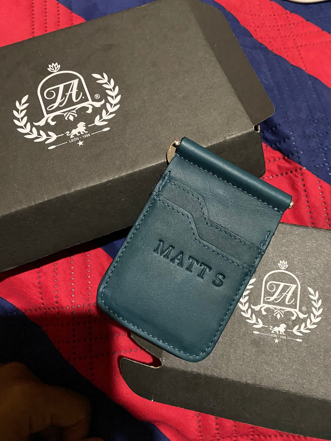 Customer photo review of Billetera de clip Cesar Blue Cherry