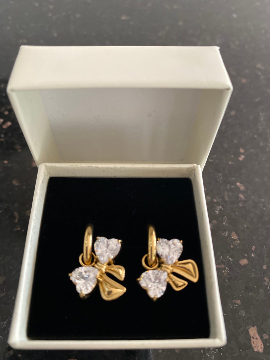 Customer photo review of Elegance Ribbon Huggie Ohrringe 14K Vergoldet