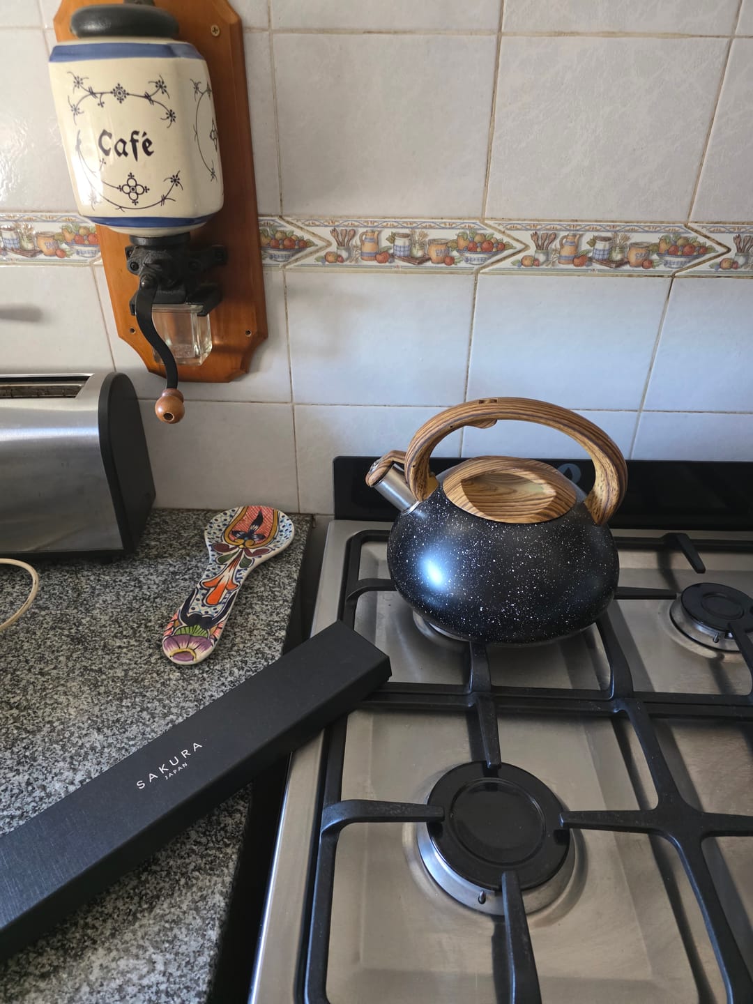 Customer photo review of Pava Silbadora Sakura Manhattan De Acero Inoxidable 3 Litros Negra