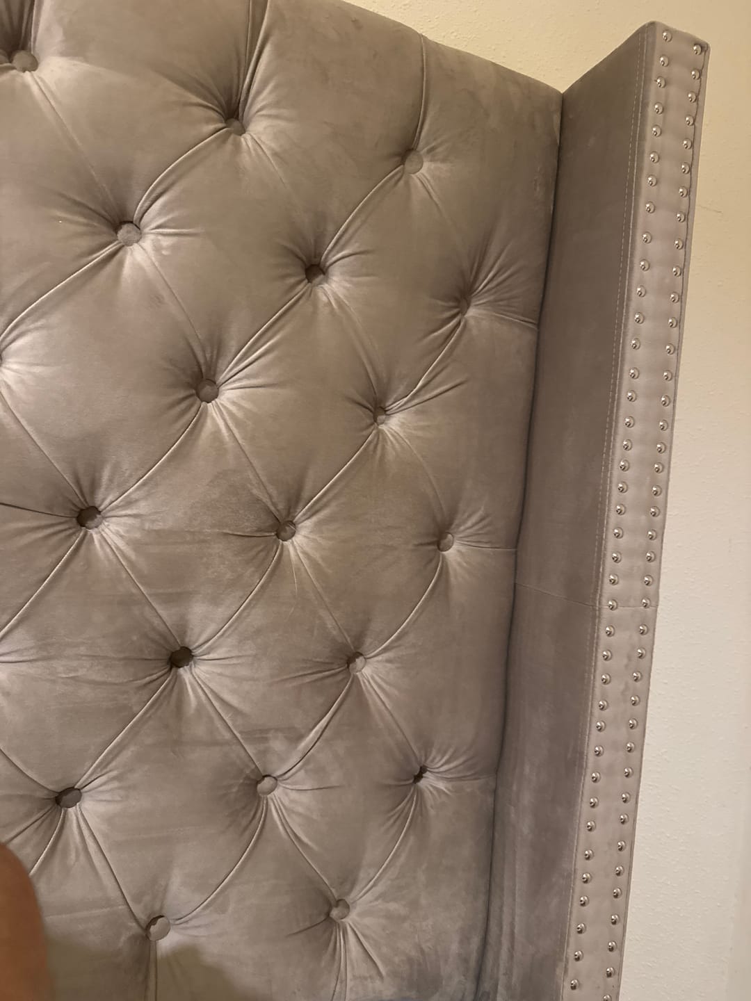 Customer photo review of Lit capitonné design velours avec grande tête de lit - ELARA