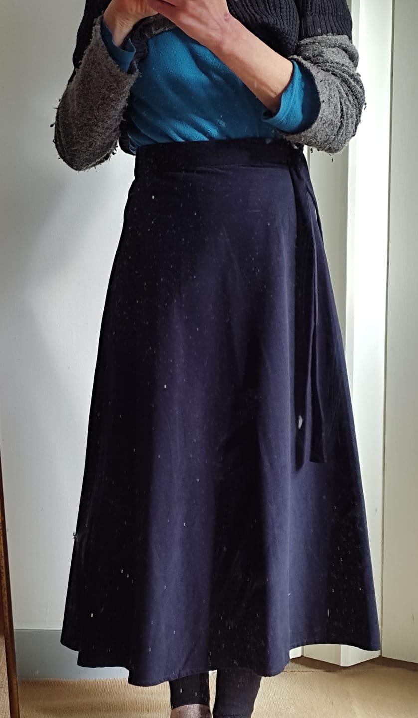 Customer photo review of Jupe portefeuille Marie velours milleraies bleu marine