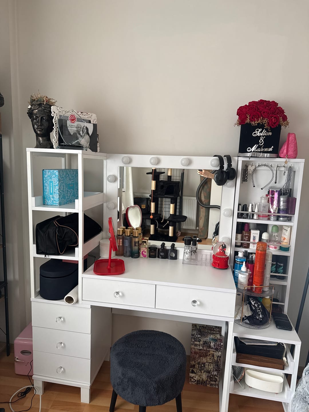 Customer photo review of Rani BJ154 Hollywood Işıklı Aynalı Kulis Makyaj Masası 5 Çekmeceli Açık Raflı Takı Düzenleyici Beyaz