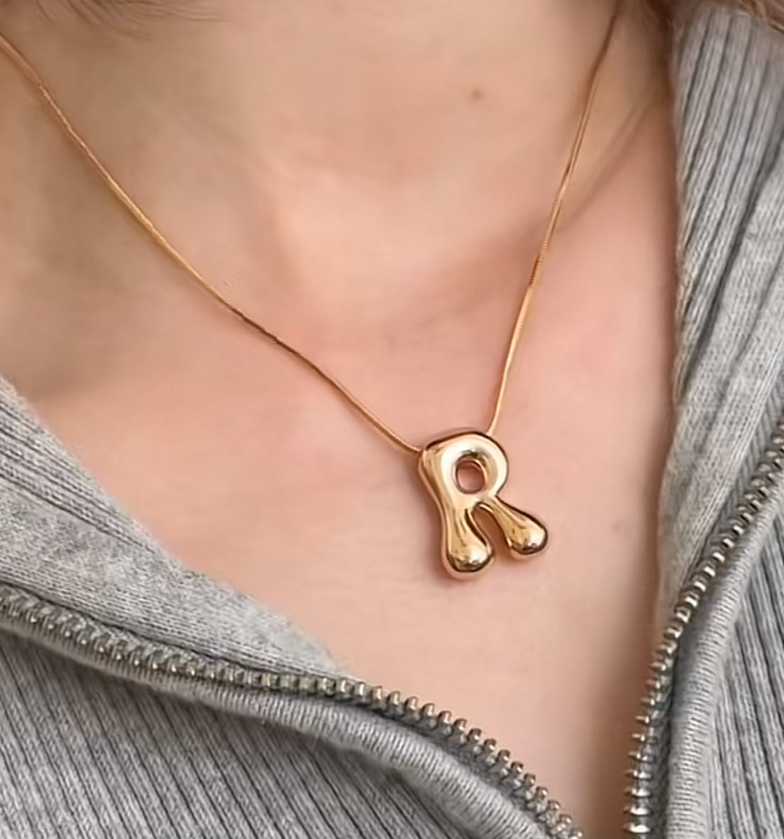 Customer photo review of Collar Inicial Bubble Dorado