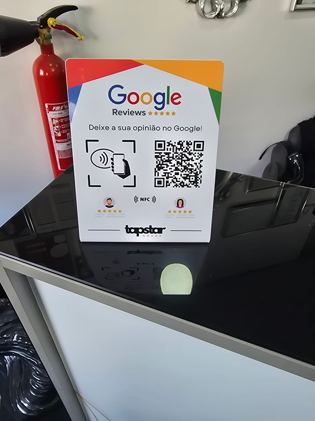 Customer photo review of Expositor de Avaliações Google com NFC e QR