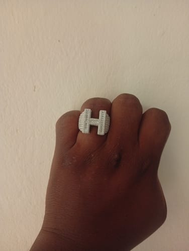 Customer photo review of BAGUE CHEVALIÈRE LETTRE DIAMANT MOISSANITE OR BLANC