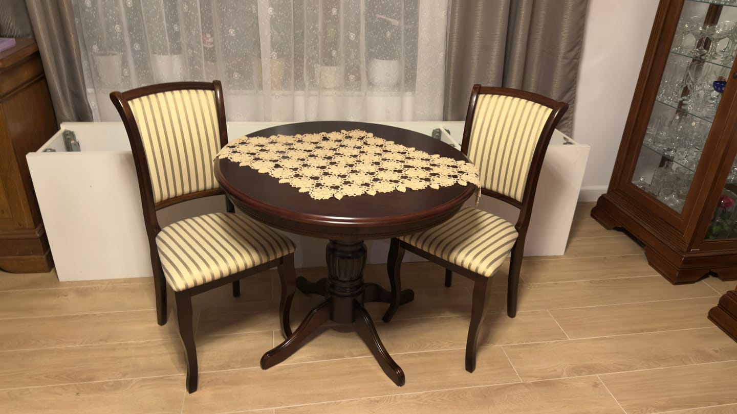 Customer photo review of Scaun din lemn masiv cu finisaj nuc inchis MN-SC, 45X42X96