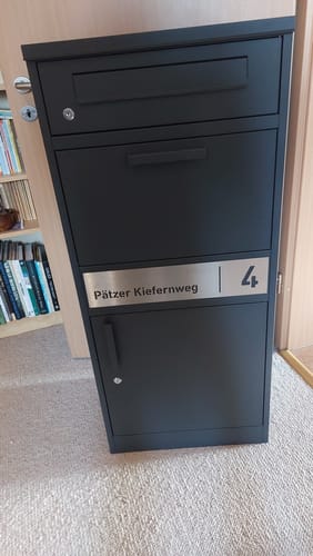 Customer photo review of Paketbox PB1 mit Briefkasten | anthrazit - RAL7016 | personalisiert mit Edelstahl-Schild