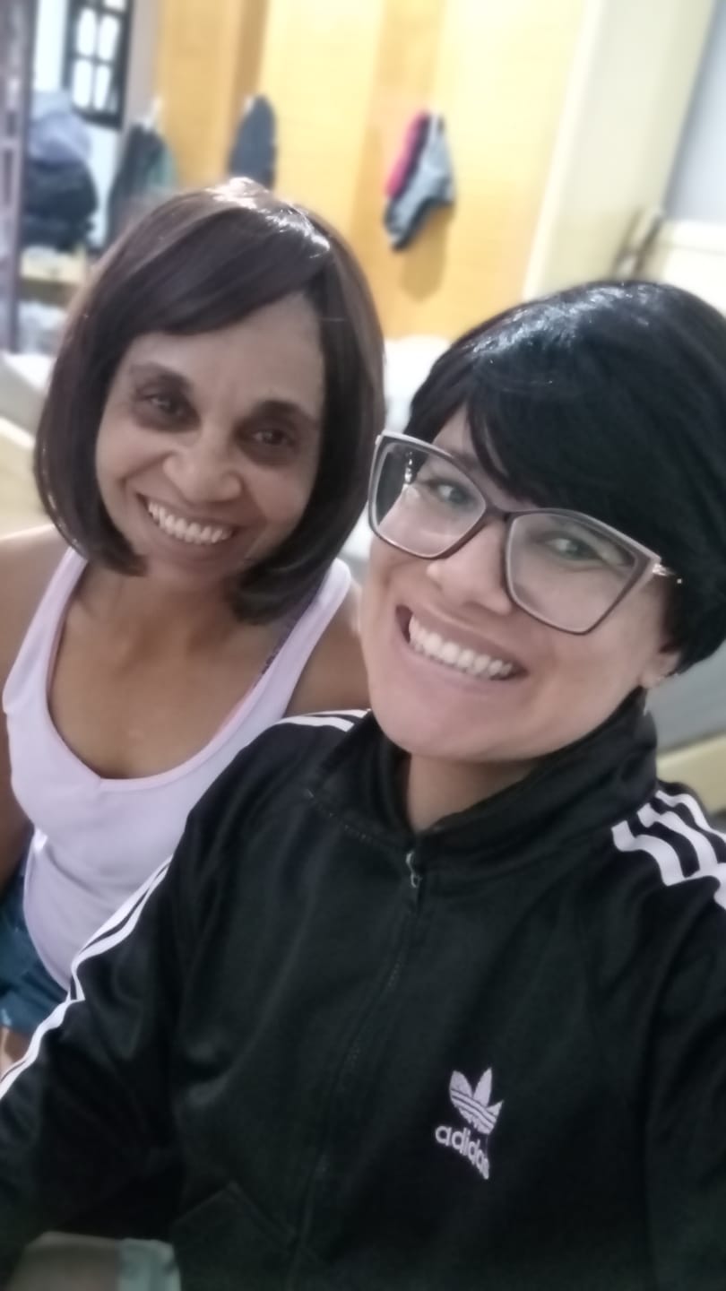 Customer photo review of Peruca Esther Castanho Escuro Curta Franja (Premium)
