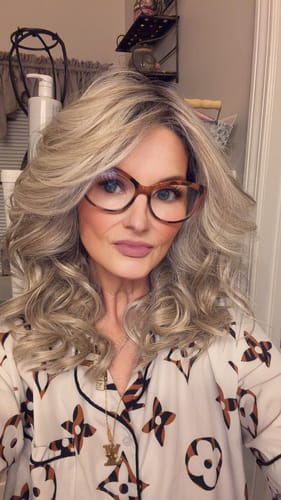 Customer photo review of BOMBSHELL BEAUTY - Sandy Blonde