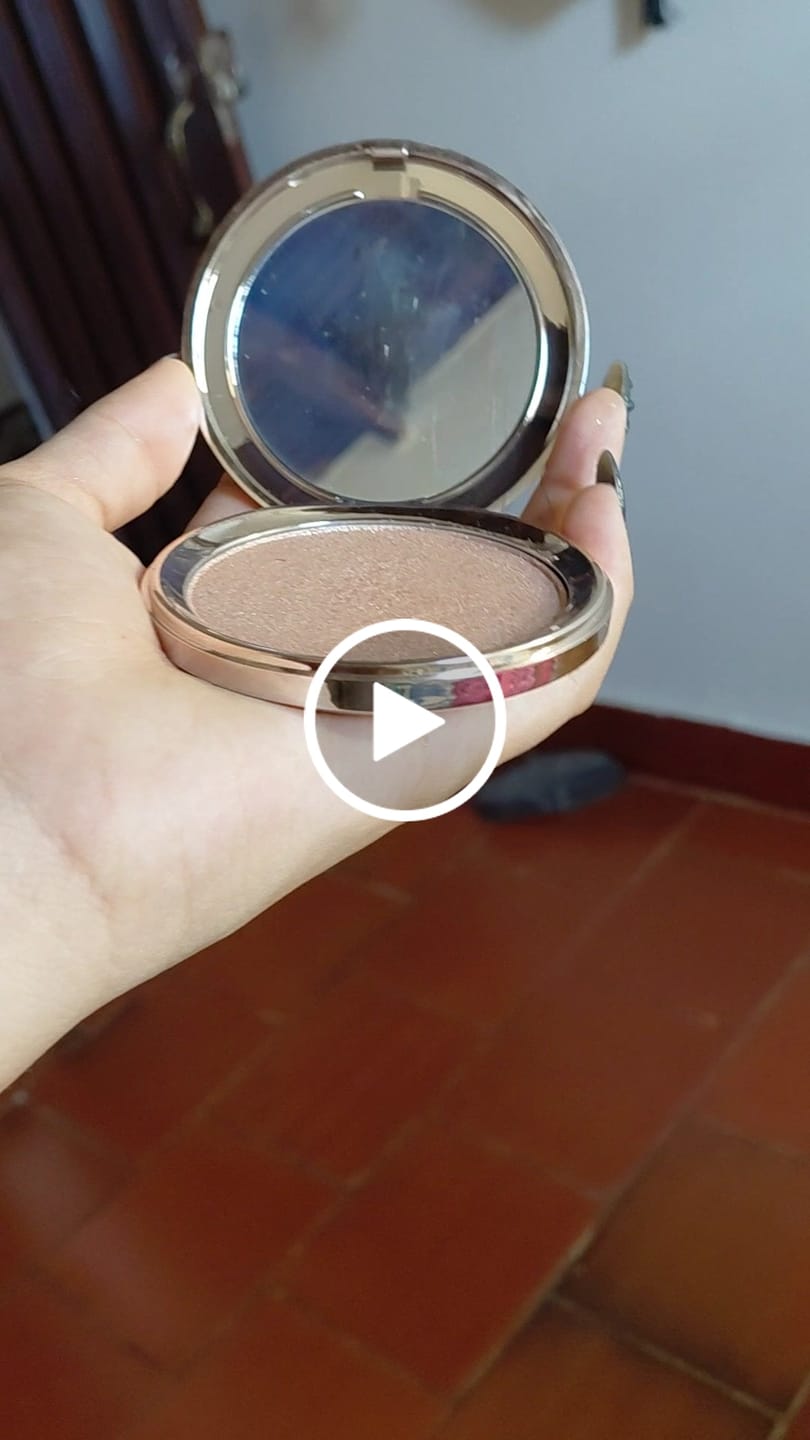 Customer video review of ILUMINADOR EFECTO HÚMEDO SUBLIME
