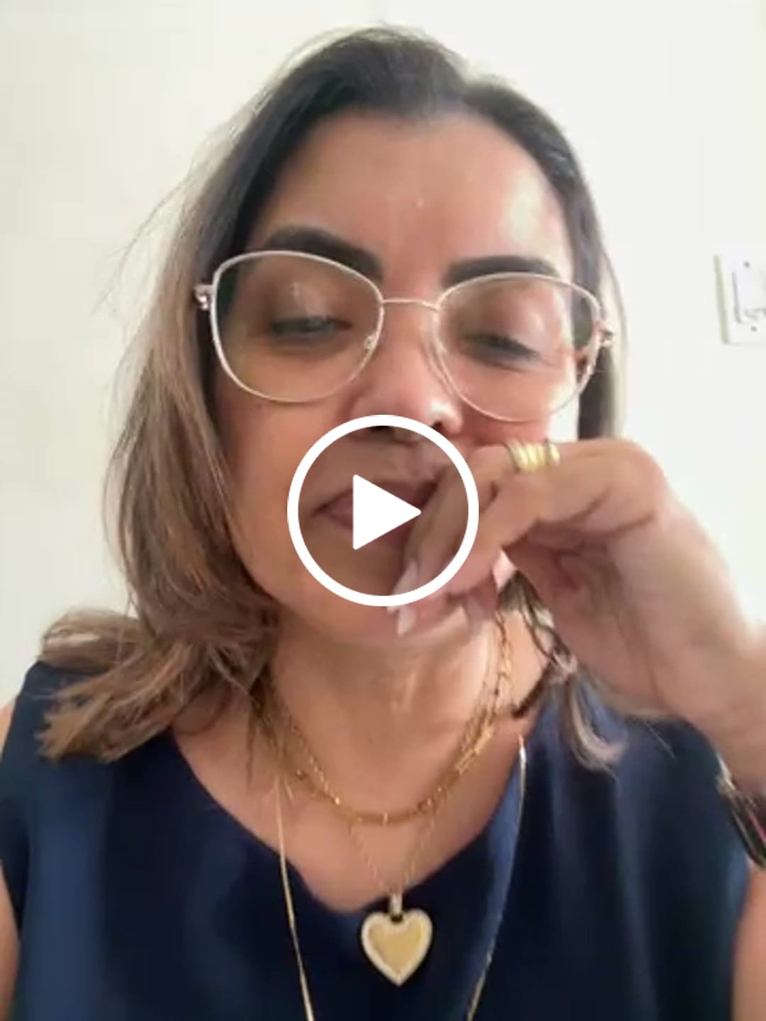 Customer video review of Colar Elos Celina Corrente Banhado em Ouro 18K