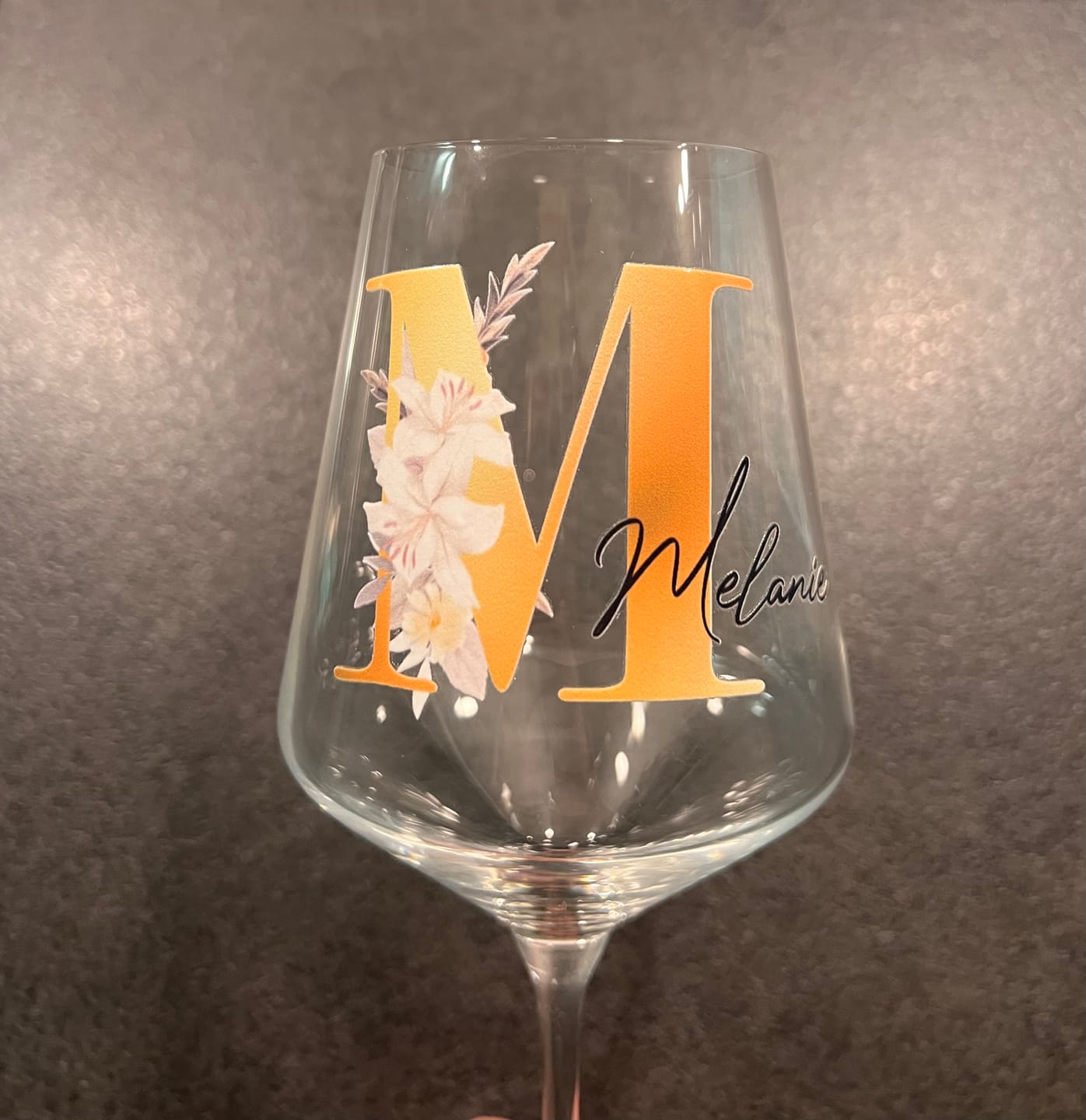 Customer photo review of Blume - Personalisiertes Weinglas mit Initiale und Namen für Dich und deine Freundinnen