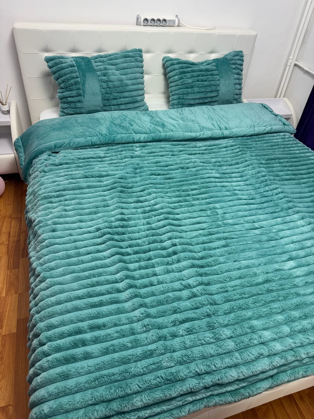 Customer photo review of Lenjerie Pat cu Pilota Inclusa, Blanita Iepure Artificiala, Cearceaf de Pat Cu Elastic, 6 Piese, Turcoaz-C9803