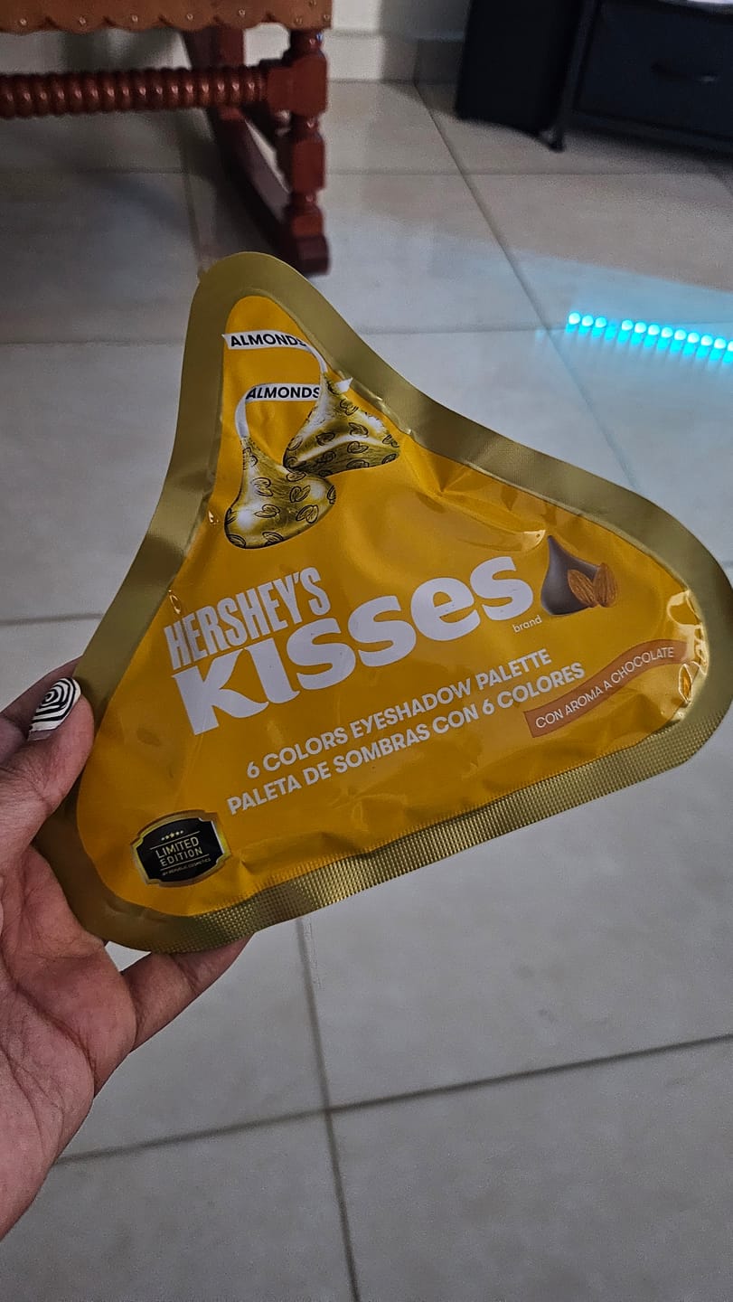Customer photo review of Paleta de Sombras Kisses 6 tonos "Almond"
