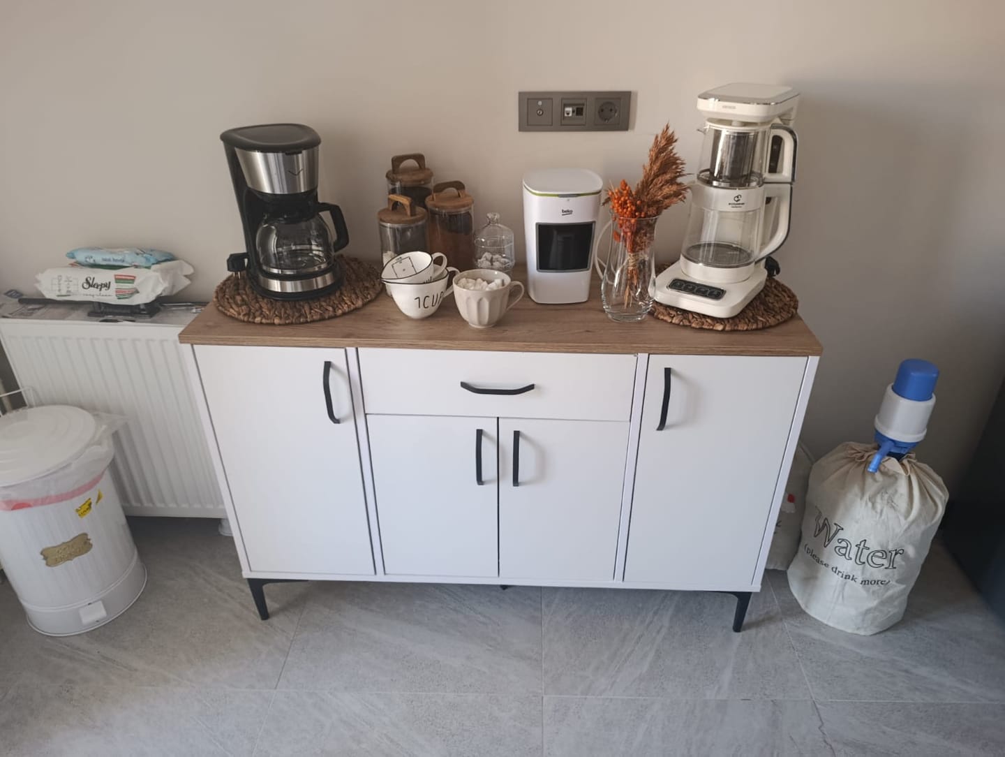 Customer photo review of Rani JE136 Kahve Köşesi Çok Amaçlı Dolap 4 Kapaklı 1 Çekmeceli Kiler Mutfak Dolabı Beyaz - Sepet Ceviz