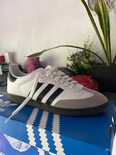 Customer photo review of Tenis Samba Blanco Negro Gris