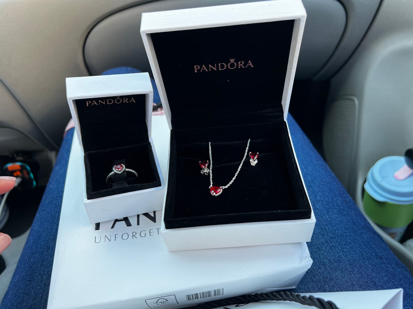 Customer photo review of SET CONJUNTO COLLAR + ANILLO + ARETE CORAZÓN ELEVADO ROJO PANDORA