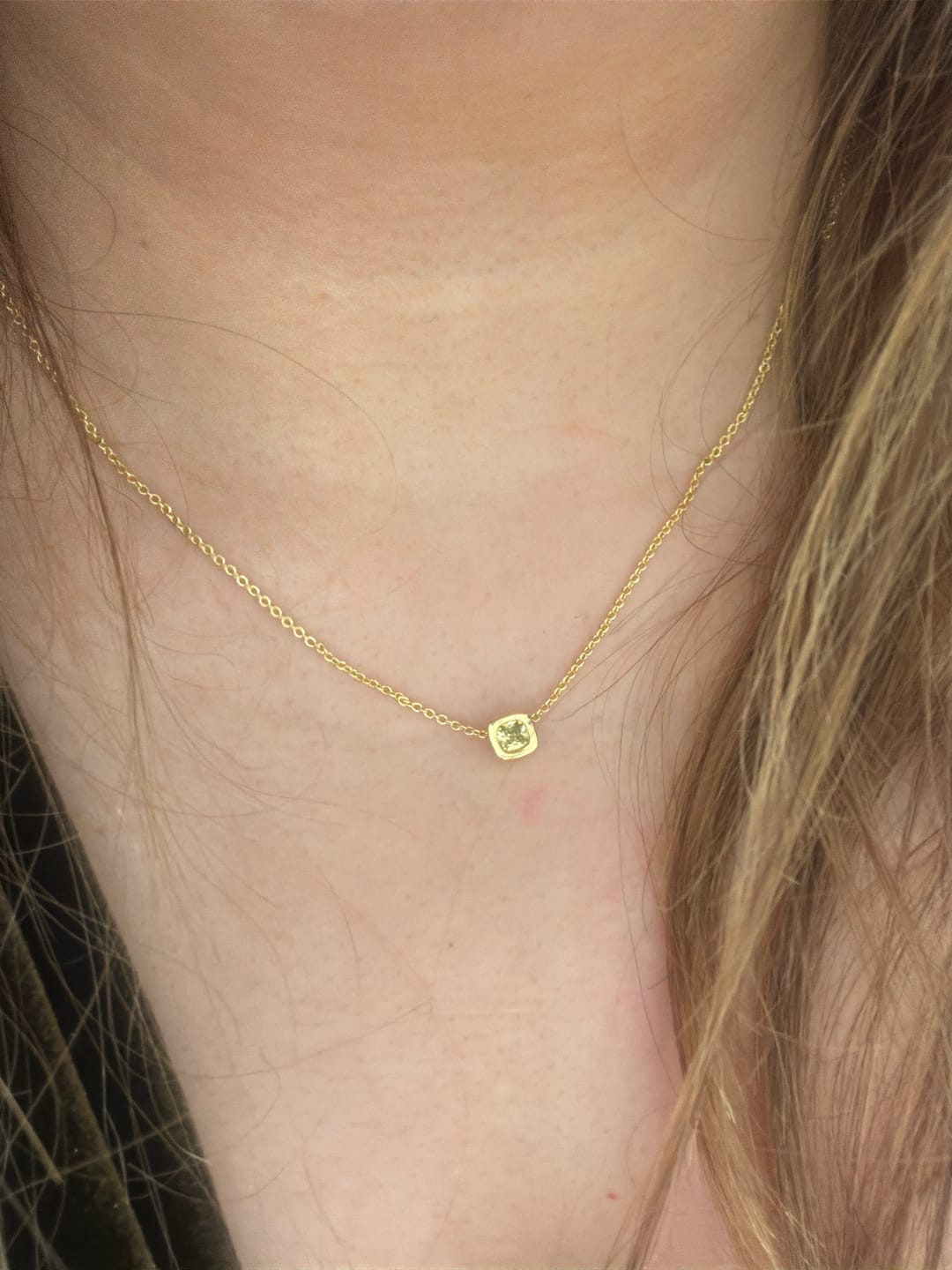 Customer photo review of Collar Birthstone Cuadrado Dorado