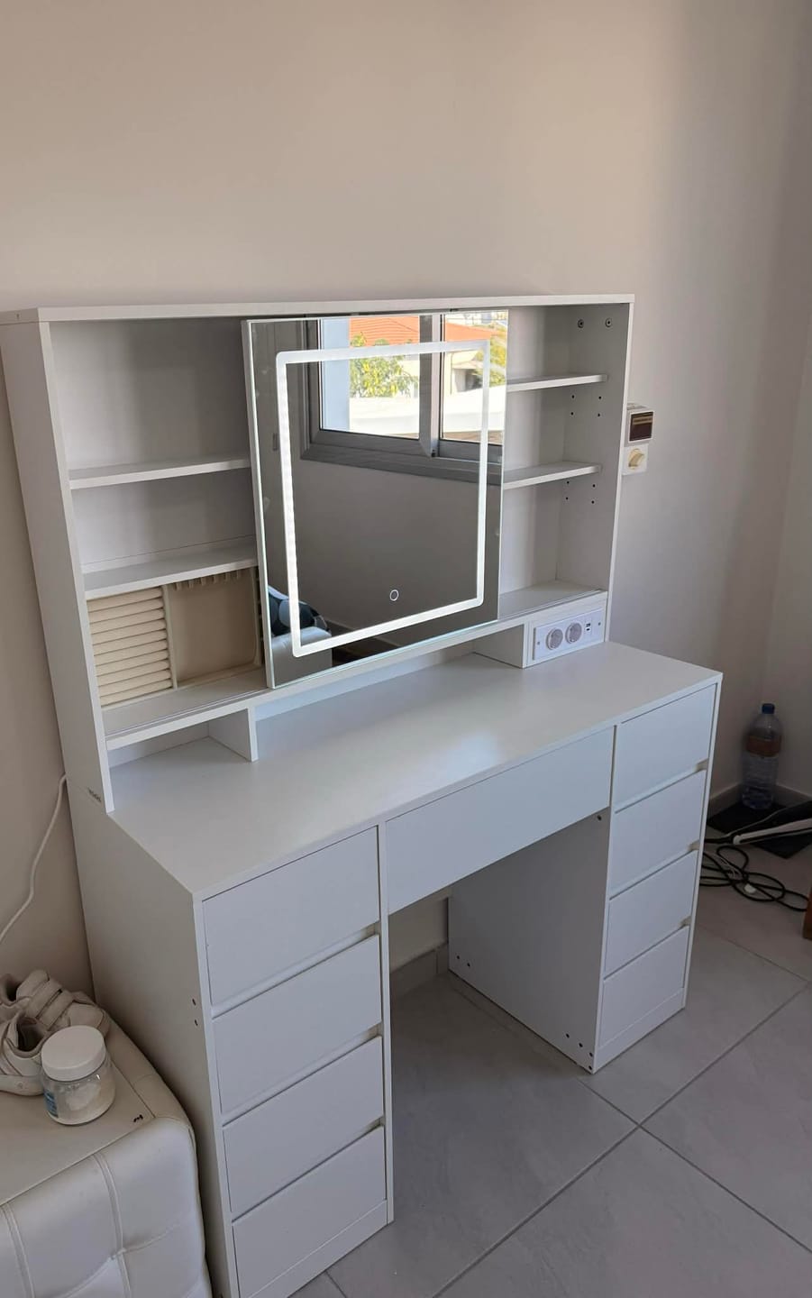 Customer photo review of Τραπέζι Μπουντουάρ Μακιγιάζ Tουαλέτας με Καθρέφτη και φώτα LED Πολύπριζο Συρτάρια 10x μεγεθυντικός καθρέφτης 3 χρώματα Φωτός ΧΩΡΙΣ ΕΡΓΑΛΕΙΑ RD-T137W01