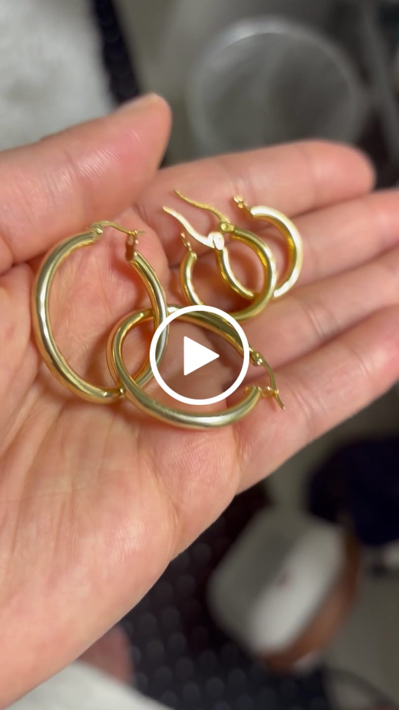 Customer video review of Amy 18k White Gold Plated 20mm/30mm Hoop Earrings