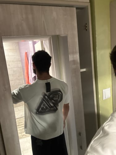 Customer photo review of The Weightless T-shirt