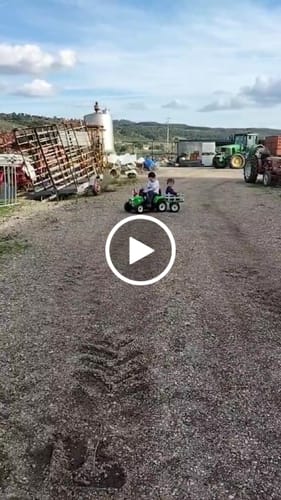 Reseña con vídeo de un cliente sobre Trator Elétrico para Criança com Atrelado 12v Verde c/ RODAS DE BORRACHA e Assentos em Pele