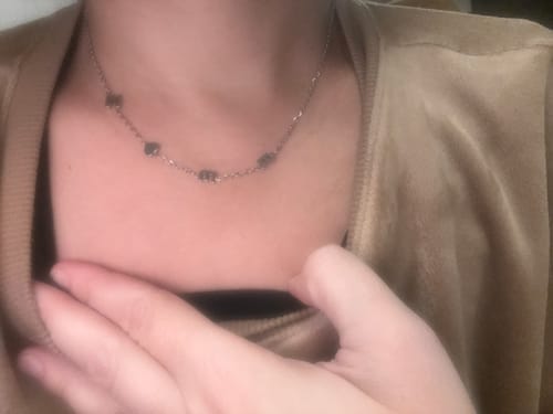 Customer photo review of Personalisierte Halskette mit seitlichem Initial