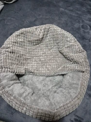 Customer photo review of Calming Round Pet Bed for Dogs & Cats – Fluffy Winter Orthopaedic Donut Bed, Anti-Anxiety Soft Warm Puppy House Mat