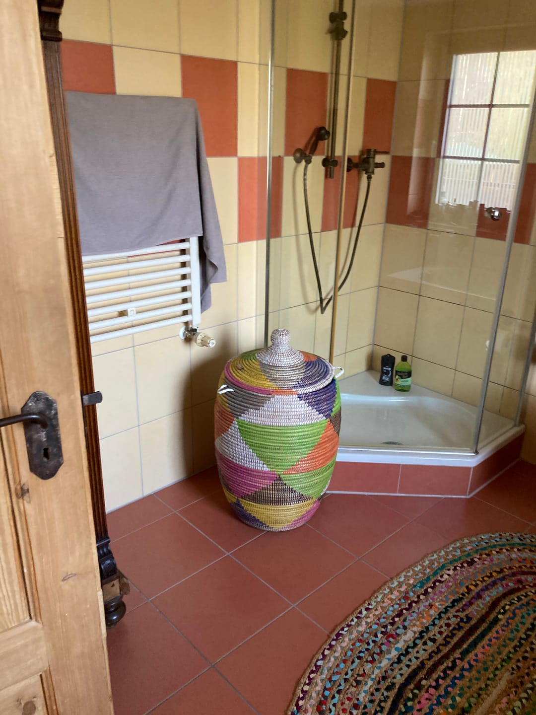 Customer photo review of Wäschekorb mit traditionellem Deckel - large – Gueno