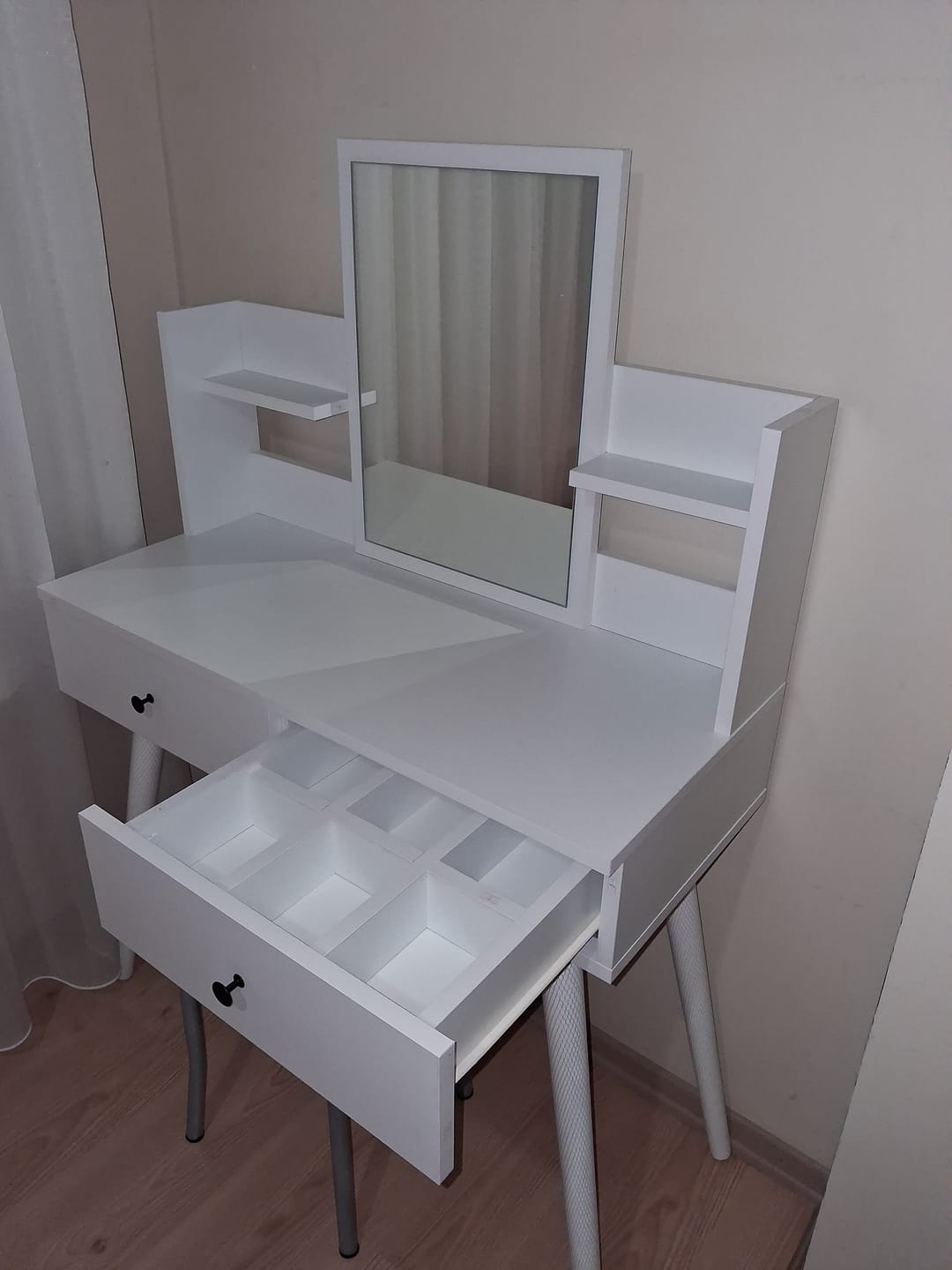 Customer photo review of Rani BJ102 Makyaj Tuvalet Masası 2 Çekmeceli Raflı Aynalı Takı Düzenleyici Beyaz