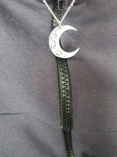 Customer photo review of "Gewiss, mit der Erschwernis, kommt die Erleichterung" Mond Halskette