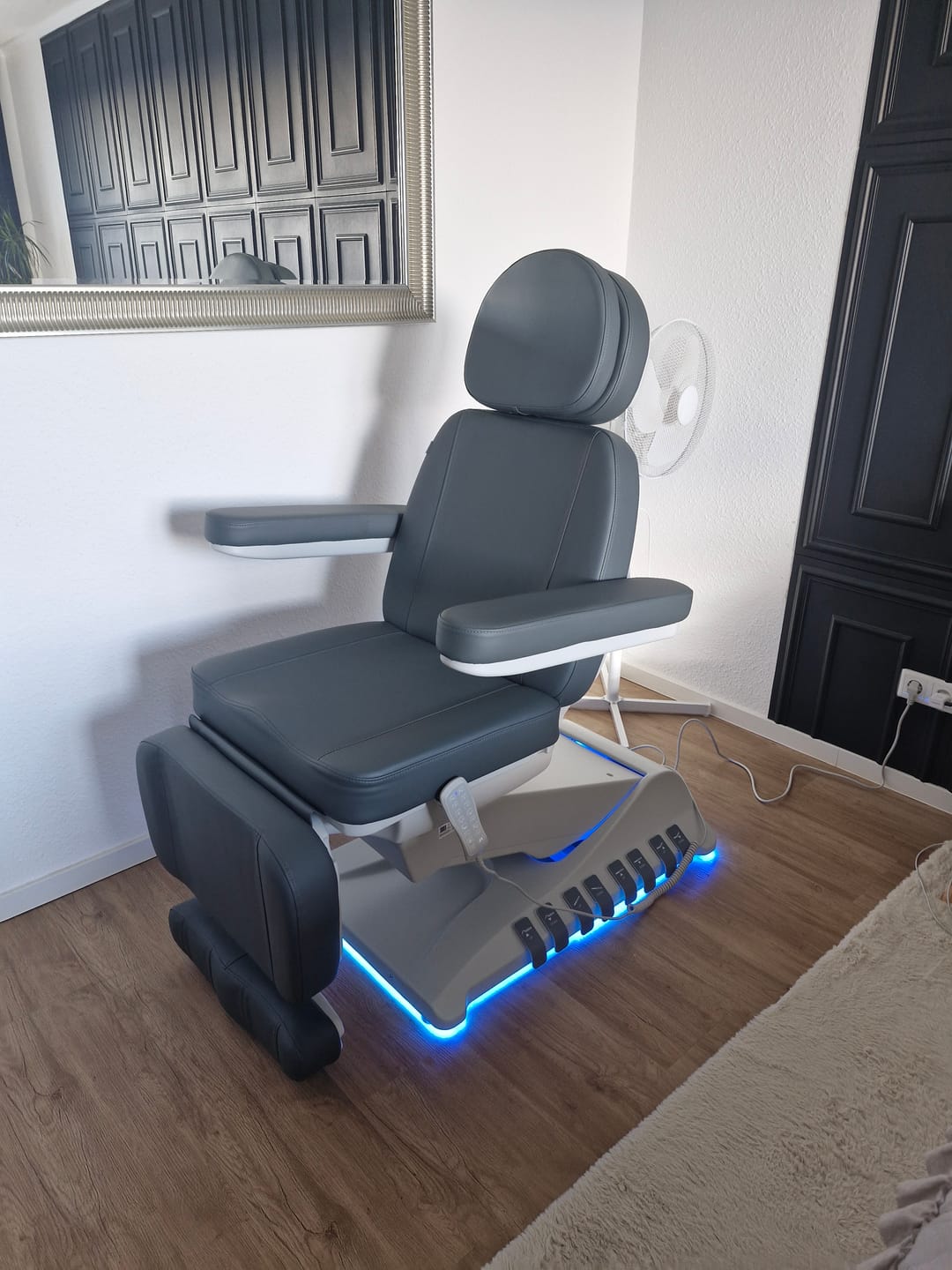 Customer photo review of Kosmetikliege Elektrisch | Luxoria PRO 5 | Kosmetiksessel mit elektrischer Verstellung | Grau
