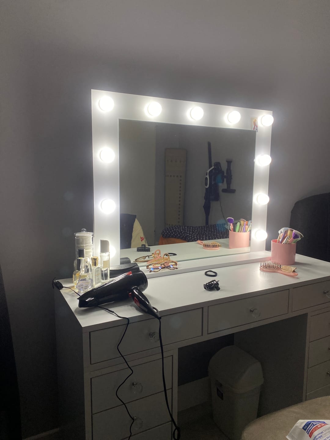 Customer photo review of Rani BJ119 Hollywood Işıklı Aynalı Kulis Makyaj Masası 13 Çekmeceli Takı Düzenleyici Beyaz