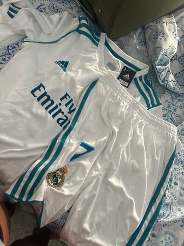 Customer photo review of Camiseta y Pantalones Cortos Niños Real Madrid Home Retro 17/18