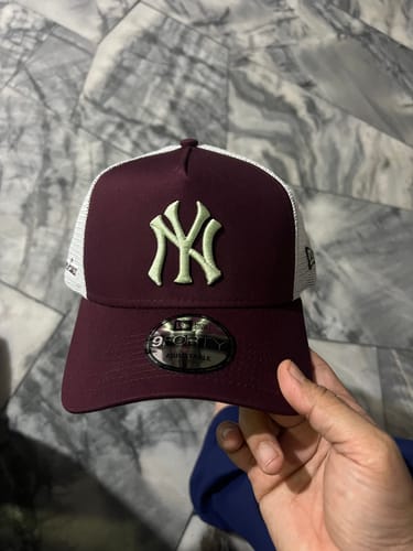 Customer photo review of 9FORTY A-Frame Trucker New York Yankees Color Era Maroon Snapback