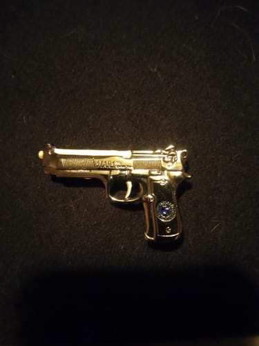 Customer photo review of Resident Evil Gun Pin Biohazard Promo S.T.A.R.S. Samurai Edge Metal Brooch Movie Props