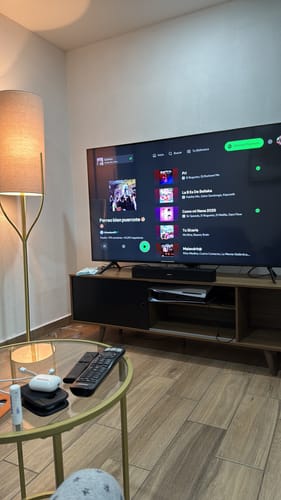 Customer photo review of Mueble para TV hasta 65 Pulgadas con Patas Marrón/Negro Dubai