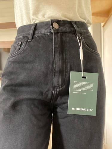 Carolina O. review of Calça Jeans Reta Araçá Preta image 1 out of 1